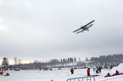 Чемпионат открывало авиашоу с показательными выступлениями парашютистов, спустившихся с «кукурузника»